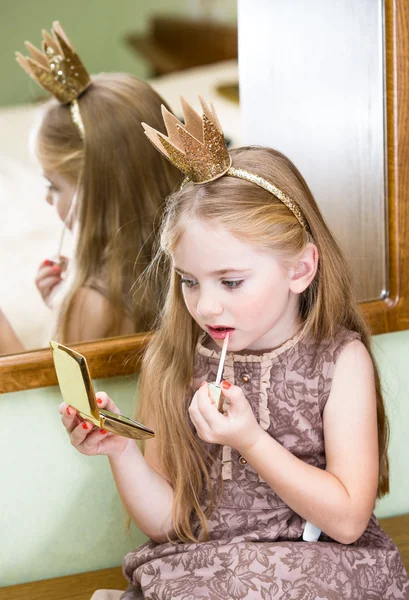 La princesita con brillo de labios —  Fotos de Stock