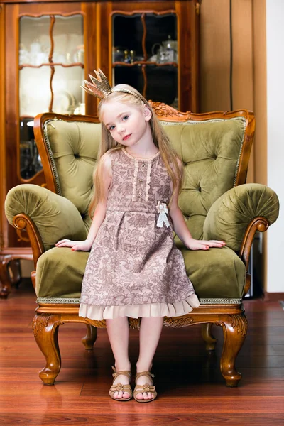 Pequeña princesa en una silla — Foto de Stock