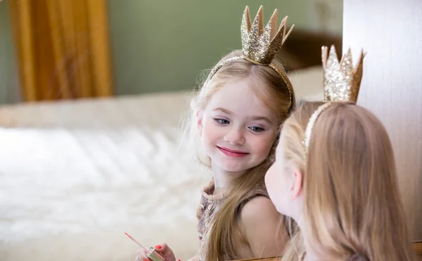 La princesita se mira en el espejo — Foto de Stock