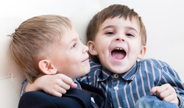 İki kardeş oynamak