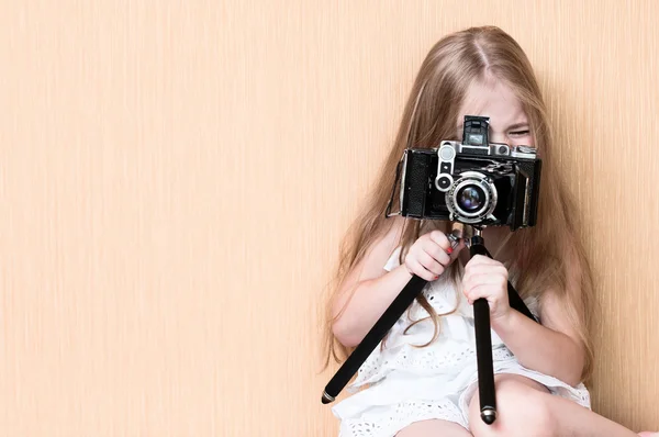 Malá dívka střílí na kameru — Stock fotografie