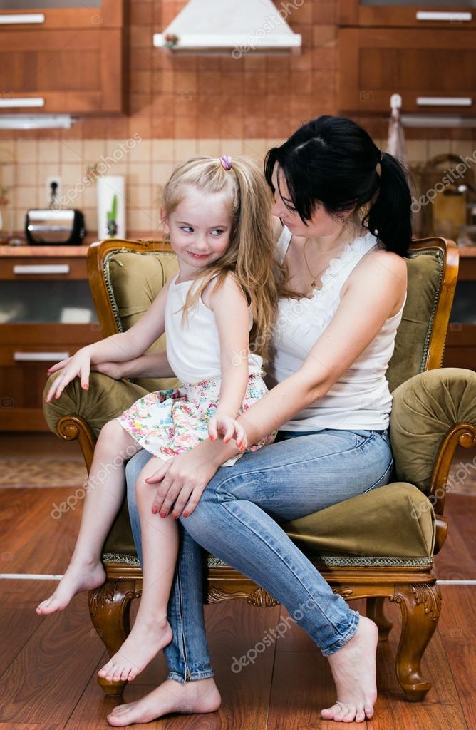 фотосессия мама с дочкой сидя на полу. мама сидит на лице дочери. мама села. ребенок на коленях у мамы. дочь на коленках.