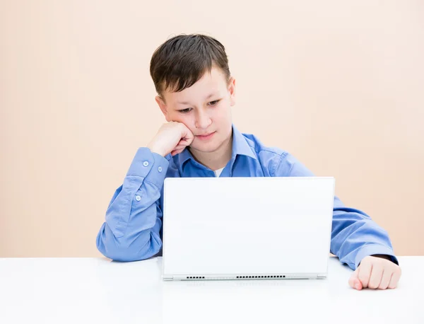 Chłopiec przygląda się laptopa — Zdjęcie stockowe