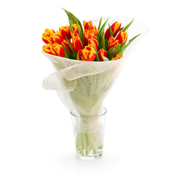 Strauß orangefarbene Tulpen mit Geschenken. — Stockfoto