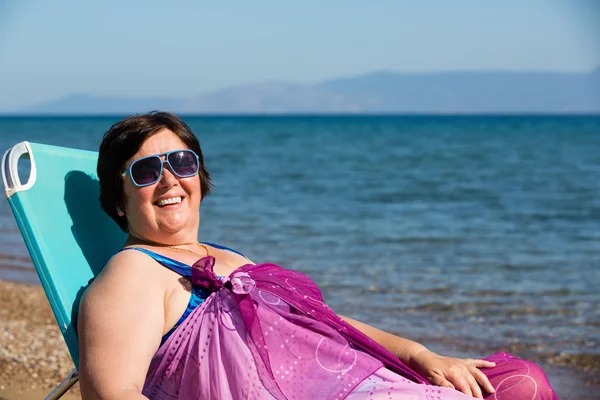 Middle-aged woman resting on the sea — Stock Photo, Image