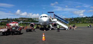 Küçük bir havaalanına park etmiş bir uçak.