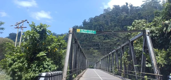 Puente Acero Que Conecta Carretera Medio Del Bosque Indonesio Papúa —  Fotos de Stock