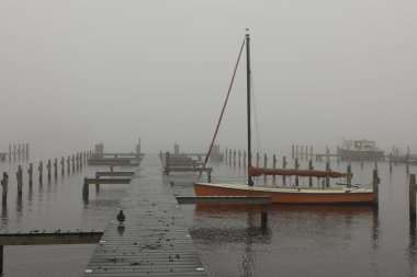 Yat limanında yalnız bir tekne.