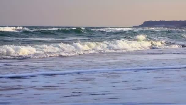 Vågor på havet och stranden i solnedgången — Stockvideo