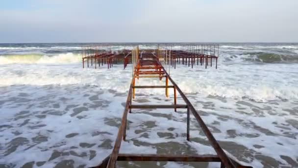 Viejo muelle oxidado . — Vídeo de stock