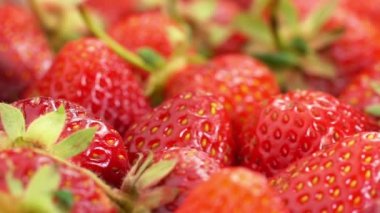 Kırmızı çilek döndürme.