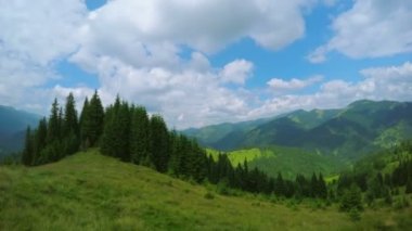 Bulutlu dağ manzarası