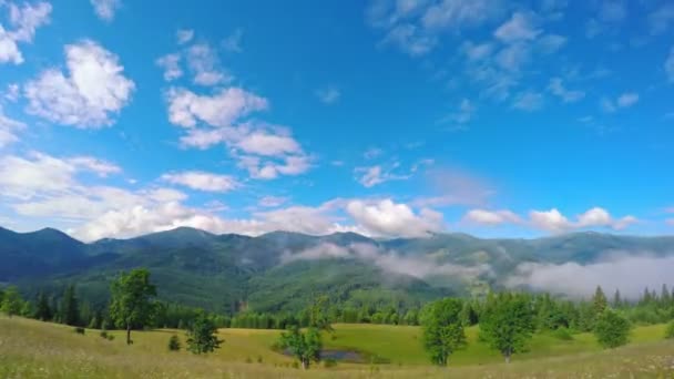 Horská krajina s mraky a mlhou. — Stock video