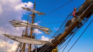 Yelkenli gemi direkleri.