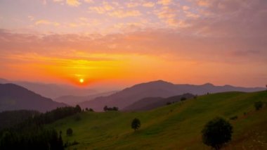 Dağların üzerinden gün doğumu.