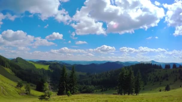 Paisaje de montaña con nubes — Vídeos de Stock