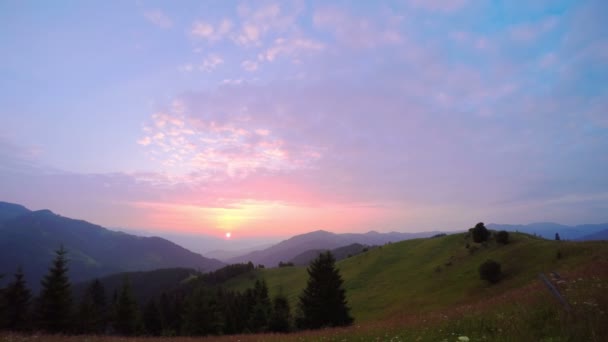 Nascer do sol sobre as montanhas. — Vídeo de Stock