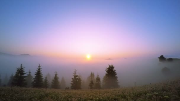 Lever de soleil dans les montagnes. — Video