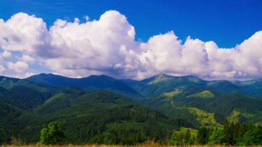 Bulutlu dağ manzarası
