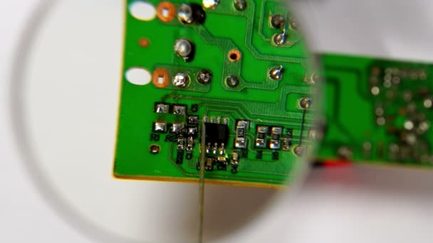 Een circuit board solderen — Stockvideo