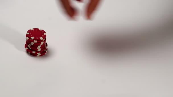 Les jetons de poker tombent dans la boîte en papier origami — Video