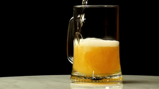 A sört egy pohárba öntik.