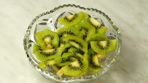 Salade de fruits avec un cœur de crème — Video