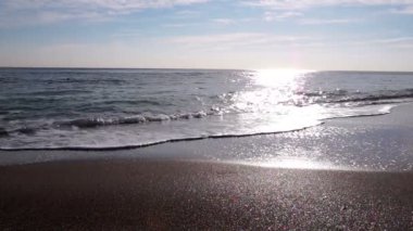 kumlu bir plaj üzerinde rulo dalgalar