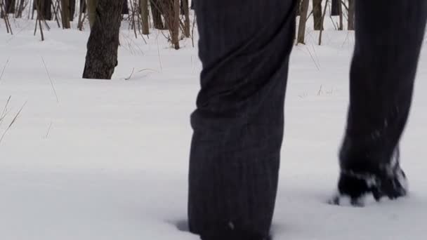 Hombre de ciudad caminando en nieve profunda — Vídeos de Stock