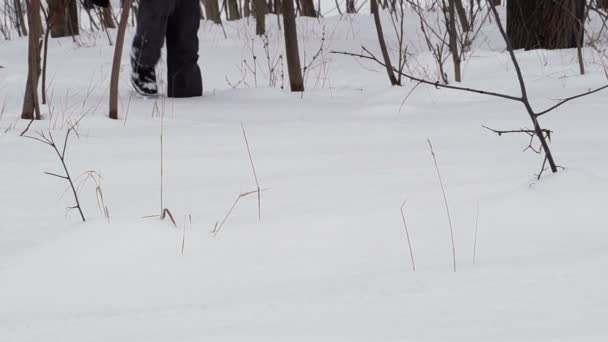 Hombre de ciudad caminando en nieve profunda — Vídeos de Stock