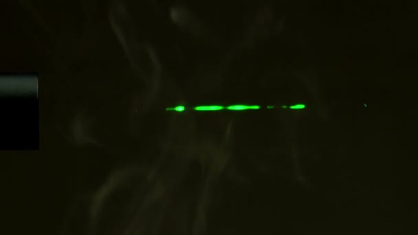 Yeşil lazer ışını bir duman ile — Stok video