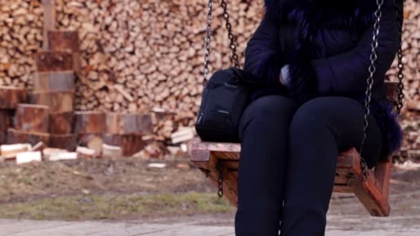 Chica balanceándose en un columpio de madera — Vídeo de stock