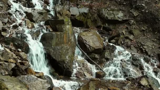 Гірський потік з водоспадом — стокове відео