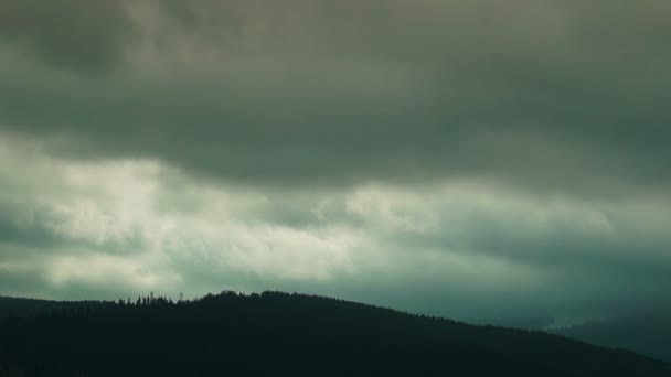 Dunkle Gewitterwolken mit Blitz über den Karpaten — Stockvideo