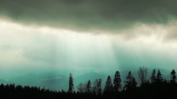 Dunkle Gewitterwolken mit den Sonnenstrahlen über den Karpaten — Stockvideo