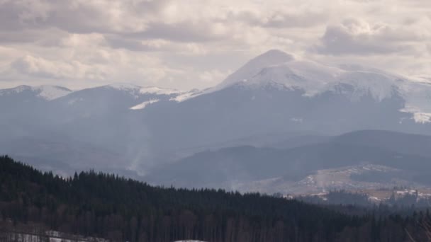 Lichte wolken en snelle schaduwen verplaatsen over de vallei en de helling van de berg — Stockvideo