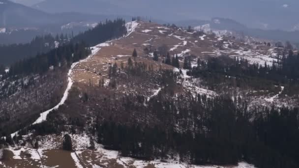 Skuggor av moln flyttar ner bergssidan — Stockvideo