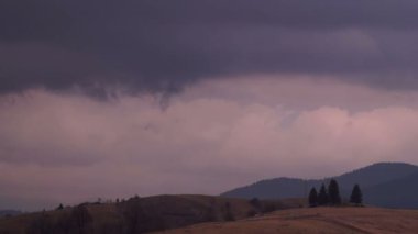 Karanlık fırtına bulutları Karpat Dağları