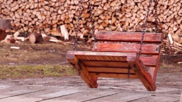 Dřevěná houpačka na řetězy kyvné — Stock video