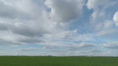 Beyaz bulutlar süpürme yeşil alan