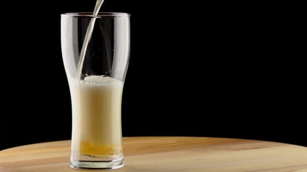 Piwo jest wlewany do wysokiej szklanki — Wideo stockowe