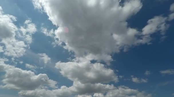 Blauwe lucht met snelle wolken — Stockvideo