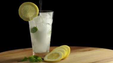 Buzlu soğuk limonata.