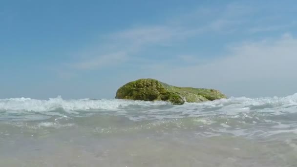 Ondas do mar quebrando na pedra . — Vídeo de Stock