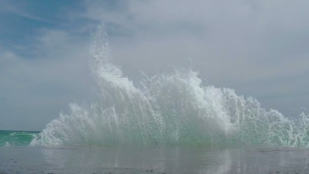 在防波堤上的波浪 — 图库视频影像