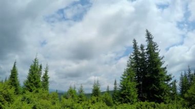 dağlarda bulutlu gökyüzü