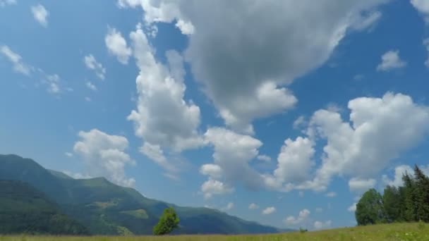 Ciel nuageux dans les montagnes — Video