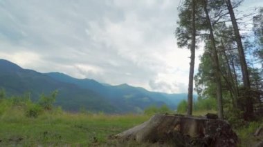 Bulutlu gökyüzü ile dağlarda yaz manzara