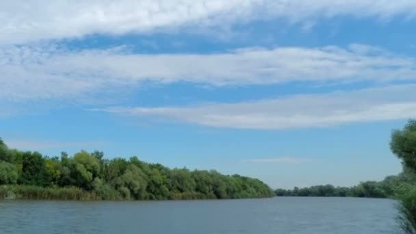 Nuvens brancas fofas sobre o rio — Vídeo de Stock