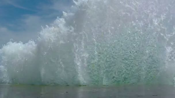 Ondas Quebrando no Breakwater — Vídeo de Stock